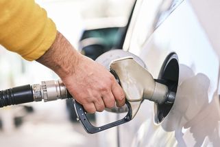 Benzín E5 už nekoupíte: Tichá šikana majitelů starých aut ze strany EU? - Médium.cz